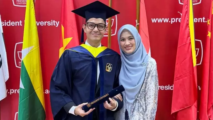 4 Potret Alyssa Soebandono dampingi Dude Harlino wisuda, gayanya simpel tapi anggun banget