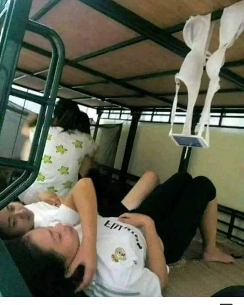 life hack nonton di HP © Instagram life hack nonton di HP © Instagram