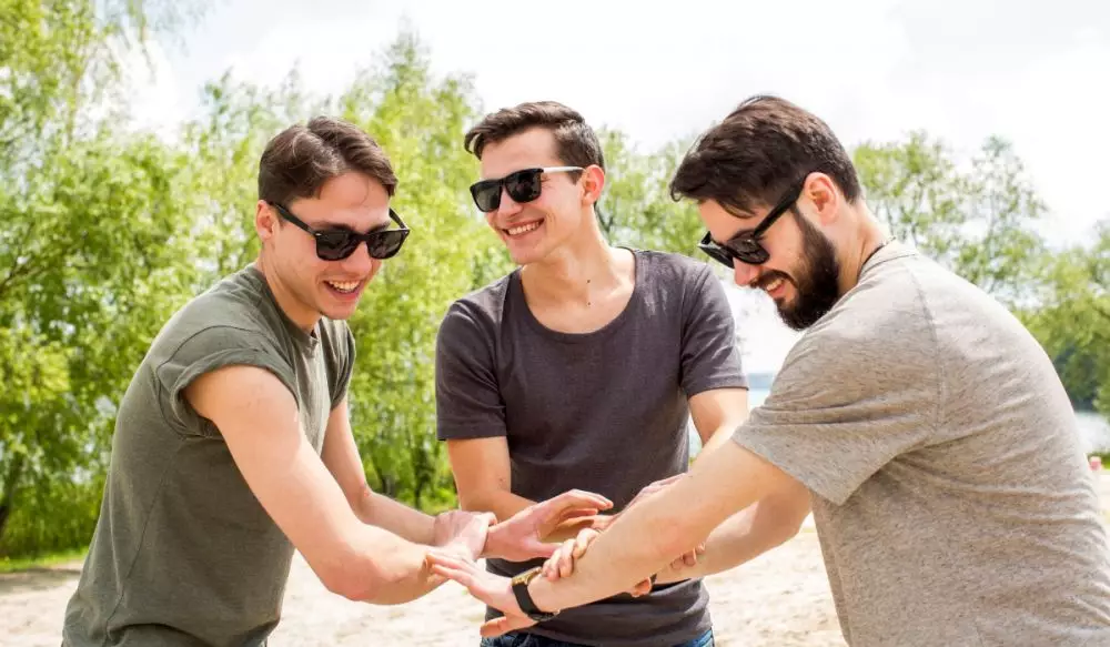 100 Kata-kata bijak persahabatan lucu, singkat tapi kena di hati © 2025 brilio.net 100 Kata-kata bijak persahabatan lucu, singkat tapi kena di hati © 2025 brilio.net