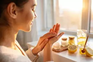 Gara-gara panas jadi belang? Coba 1 jenis minuman ini biar kulit balik cerah