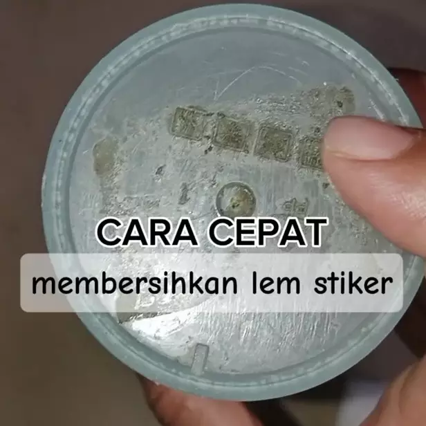 Cara mudah menghilangkan bekas lem stiker di gelas plastik, cuma butuh 1 bahan dapur ini