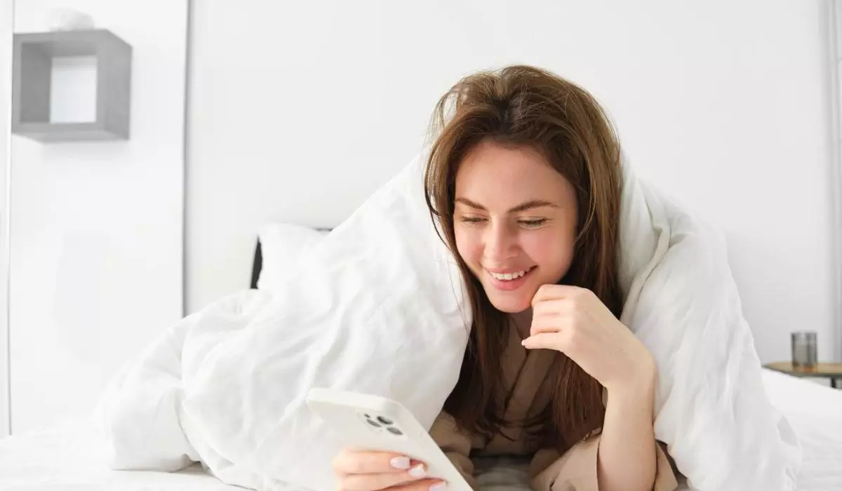 100 Kata-kata romantis singkat untuk dikirim ke doi sebelum tidur, bikin dia senyum-senyum sendiri