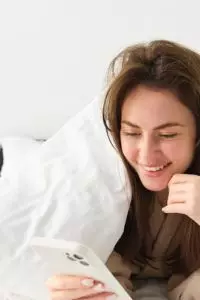 Selain membuat tersenyum, kata-kata romantis sebelum tidur juga bisa mempererat ikatan.