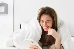 100 Kata-kata romantis singkat untuk dikirim ke doi sebelum tidur, bikin dia senyum-senyum sendiri