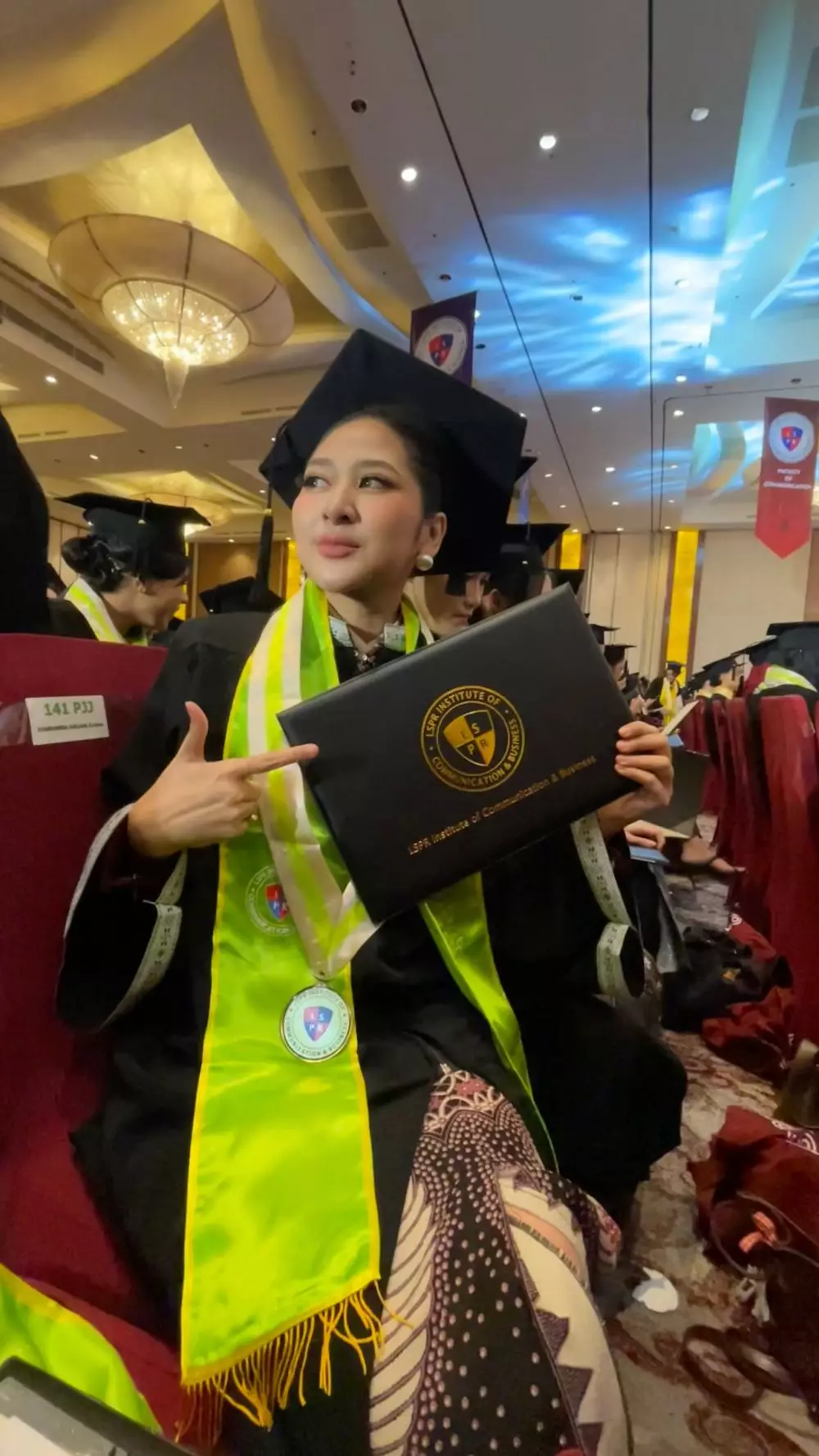 Cica Andjani wisuda S1 di LSPR © Instagram