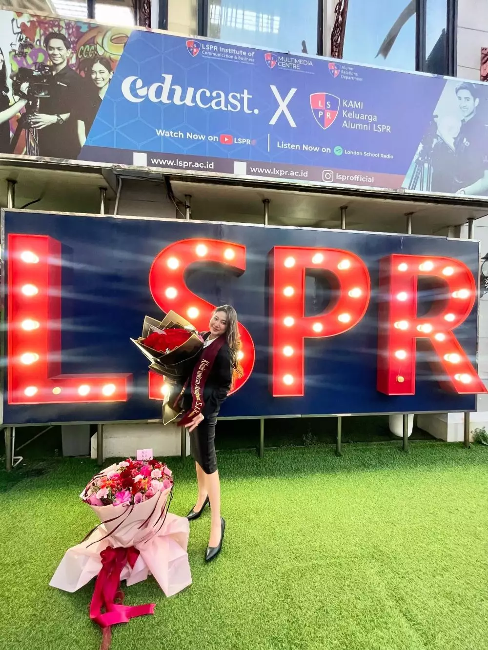 Cica Andjani wisuda S1 di LSPR © Instagram