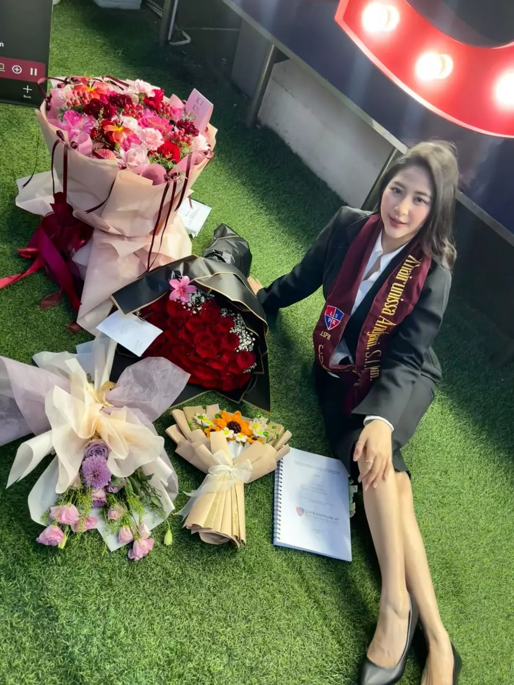 Cica Andjani wisuda S1 di LSPR © Instagram