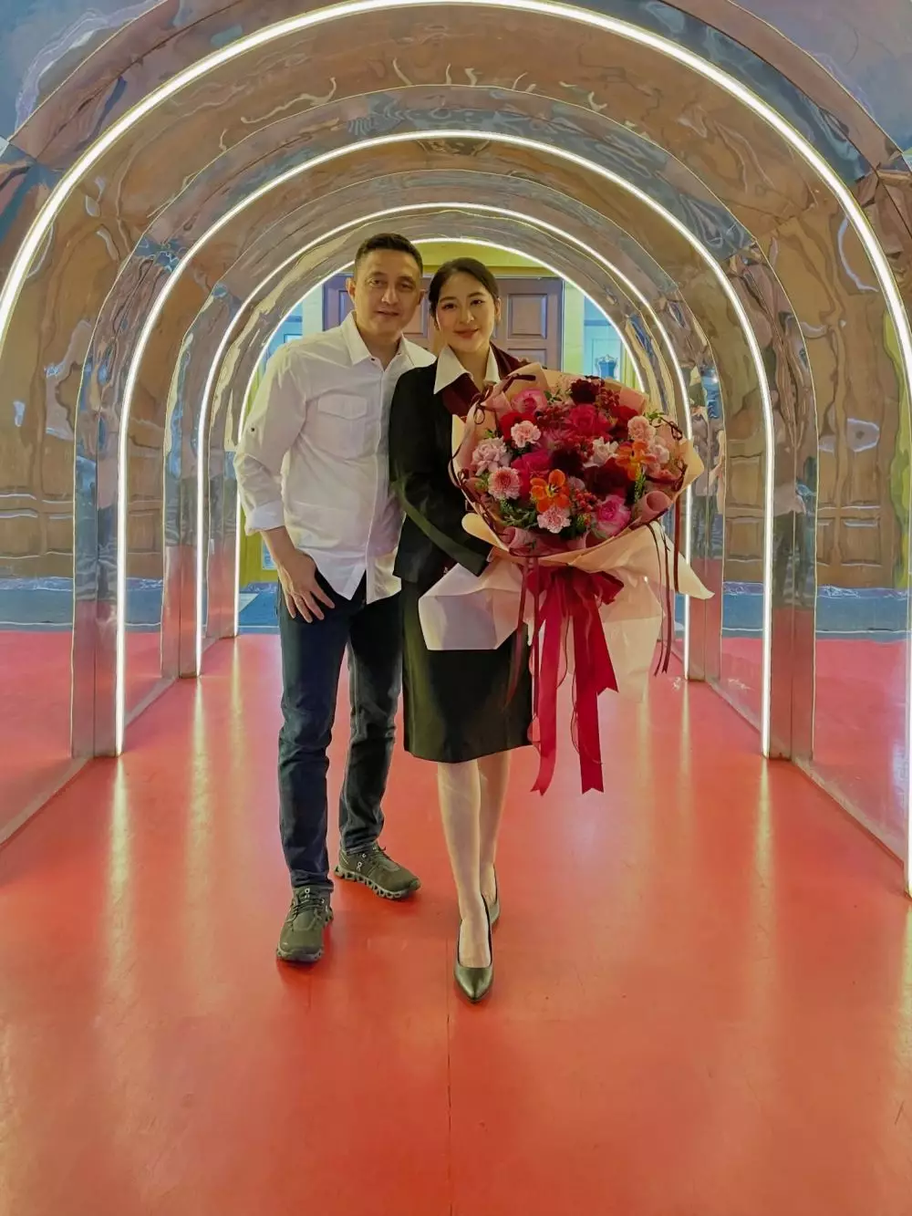 Cica Andjani wisuda S1 di LSPR © Instagram