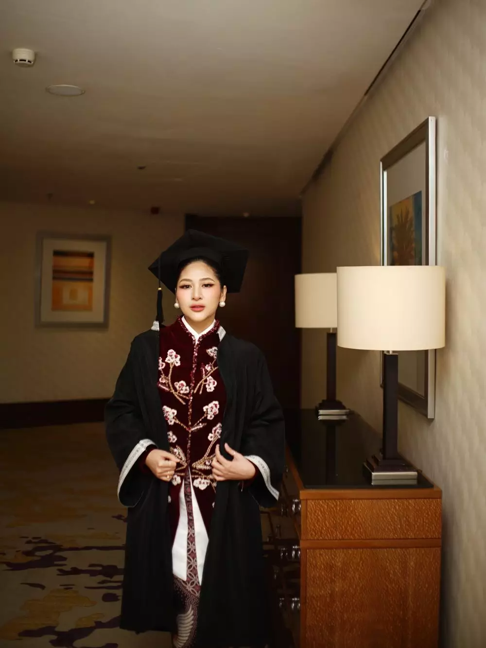 Cica Andjani wisuda S1 di LSPR © Instagram