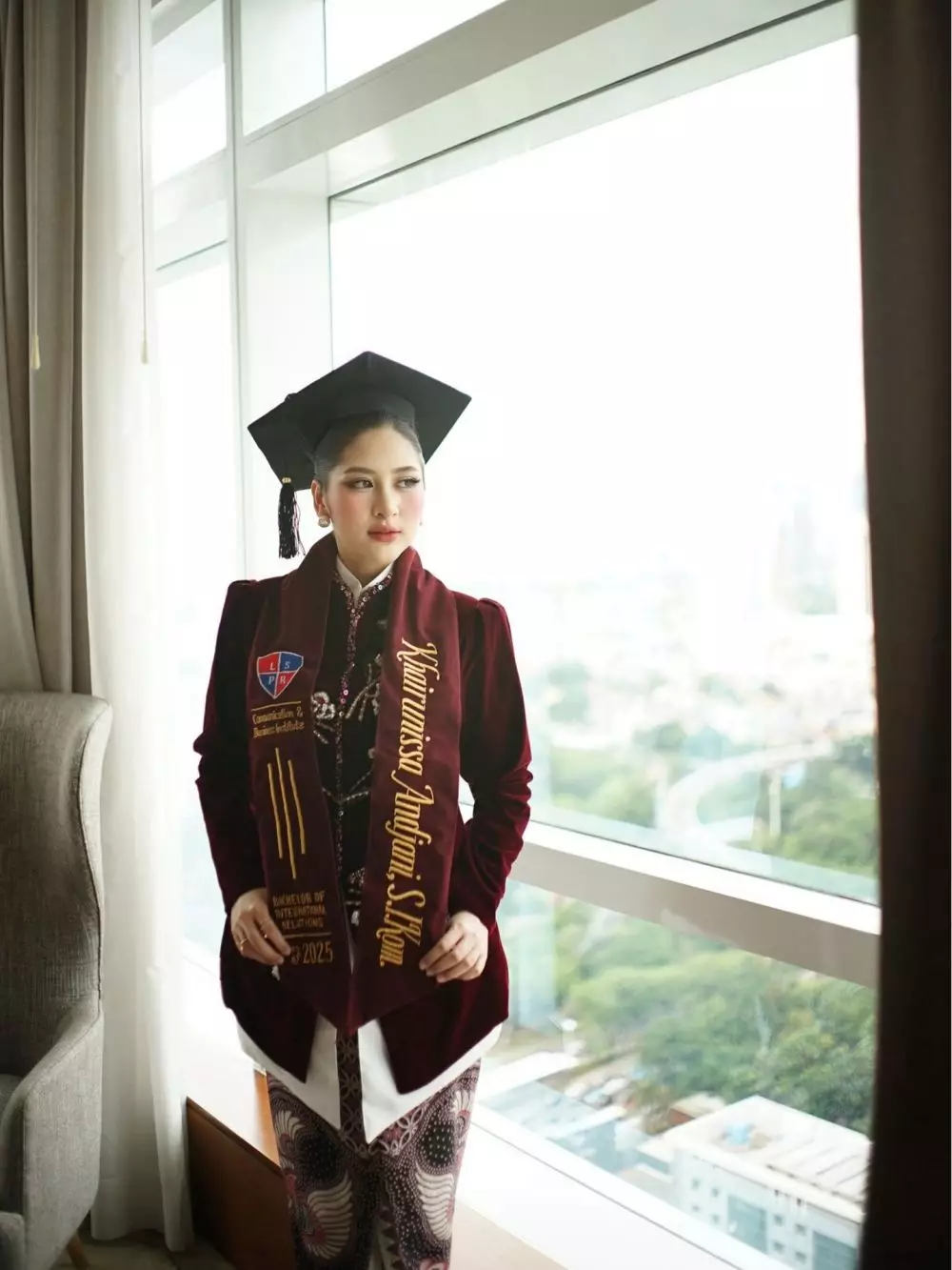 Cica Andjani wisuda S1 di LSPR © Instagram