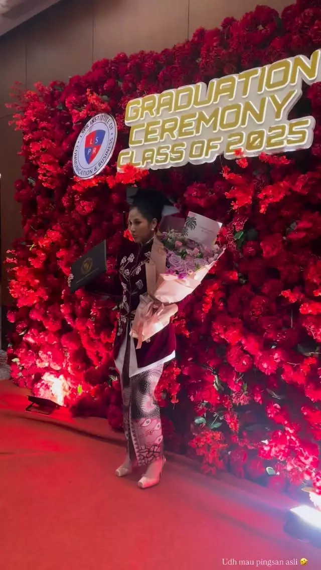 Cica Andjani wisuda S1 di LSPR © Instagram