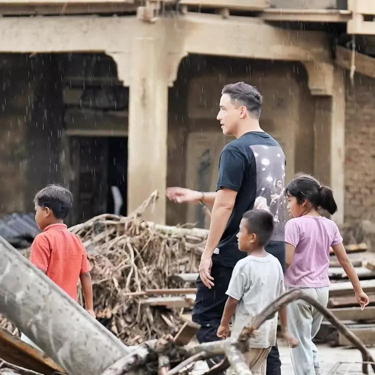 Hamish Daud datangi korban Aceh di tengah putusan cerai Raisa © 2025 Instagram