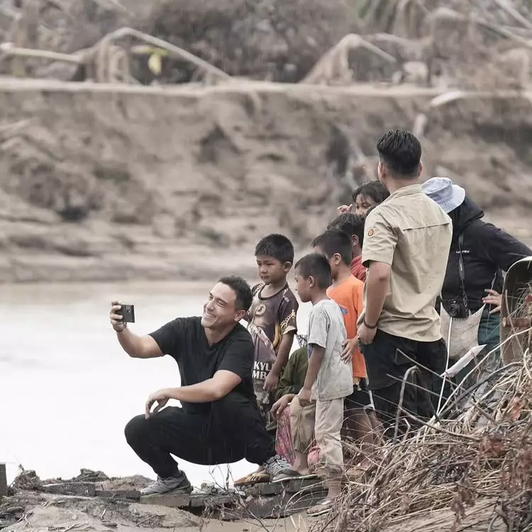 Hamish Daud datangi korban Aceh di tengah putusan cerai Raisa © 2025 Instagram