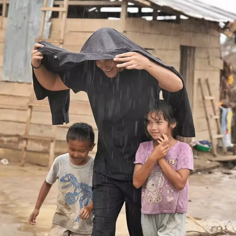 Hamish Daud datangi korban Aceh di tengah putusan cerai Raisa © 2025 Instagram