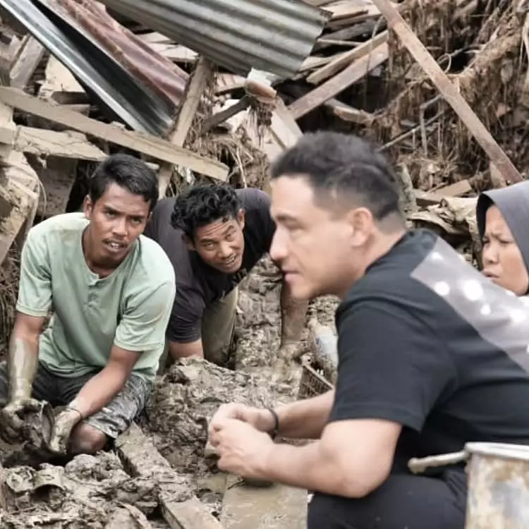 Hamish Daud datangi korban Aceh di tengah putusan cerai Raisa © 2025 Instagram