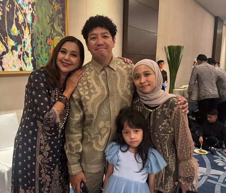 Ayu Azhari reuni bareng pemeran anak di Noktah Merah Perkawinan © 2025 brilio.net Ayu Azhari reuni bareng pemeran anak di Noktah Merah Perkawinan © 2025 brilio.net