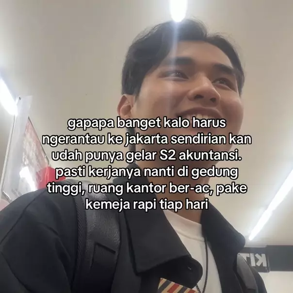 Bukan kerja kantoran, kisah pria lulusan S-2 akuntansi ini jadi badut sambil jualan kopi di jalanan