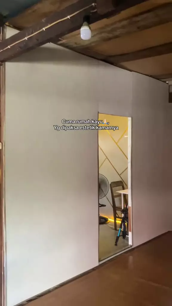 Rumah papan kamarnya disebut estetik dan mewah © 2025 TikTok