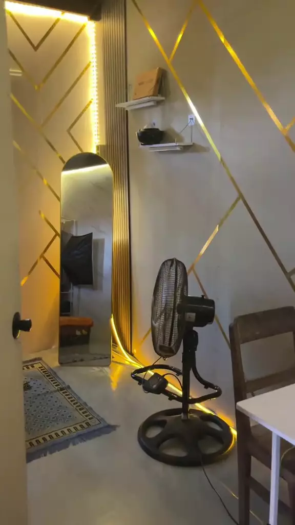 Rumah papan kamarnya disebut estetik dan mewah © 2025 TikTok