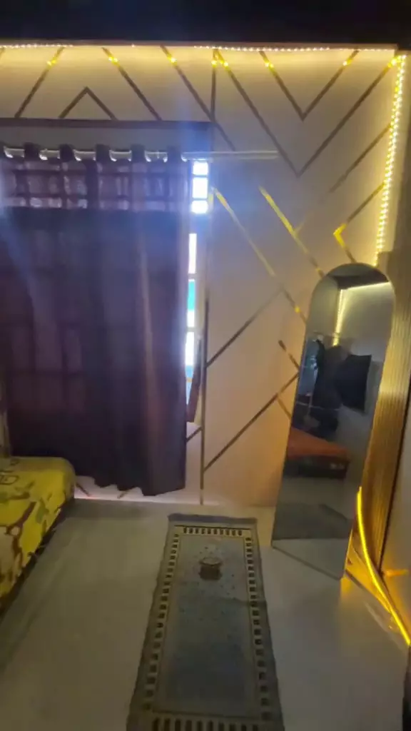 Rumah papan kamarnya disebut estetik dan mewah © 2025 TikTok