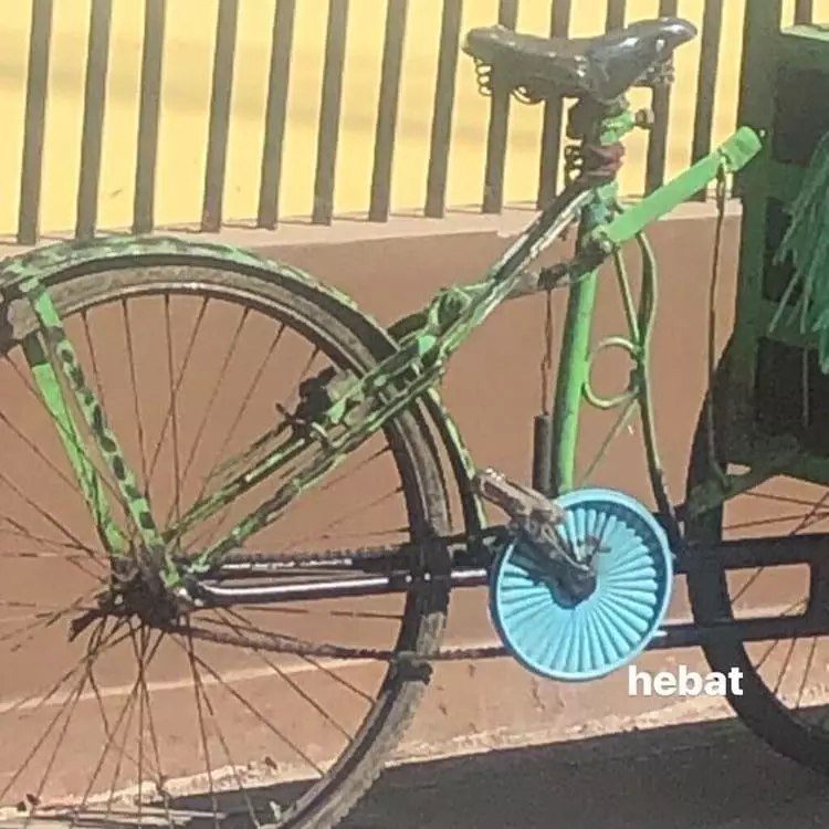 benda absurd di sepeda © berbagai sumber benda absurd di sepeda © berbagai sumber