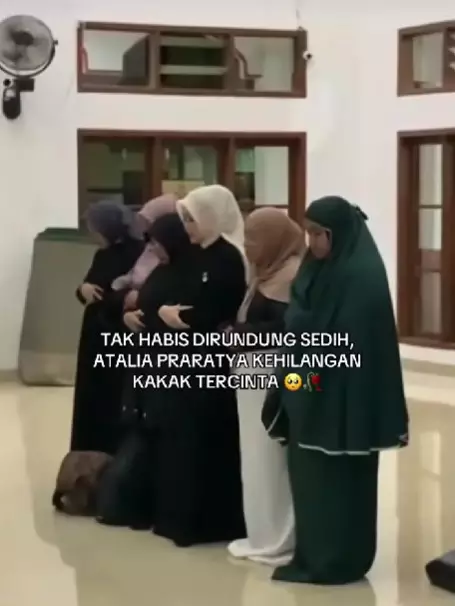 ketegaran Atalia Praratya layat sang kakak © berbagai sumber ketegaran Atalia Praratya layat sang kakak © berbagai sumber