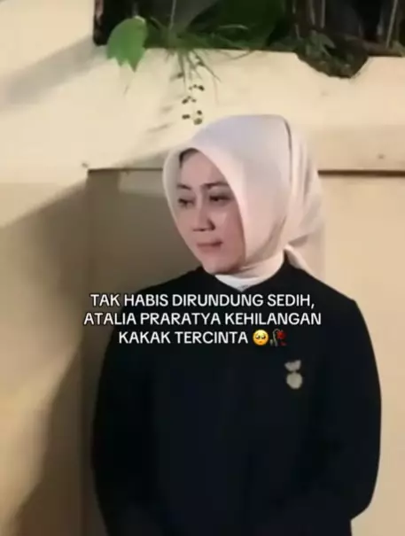 ketegaran Atalia Praratya layat sang kakak © berbagai sumber ketegaran Atalia Praratya layat sang kakak © berbagai sumber