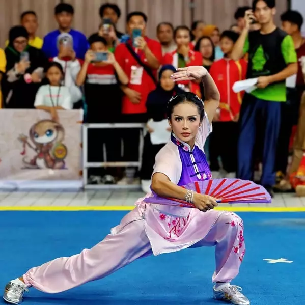 6 Potret Kris Dayanti di Kejuaraan Wushu Nasional Open, bangga raih medali emas