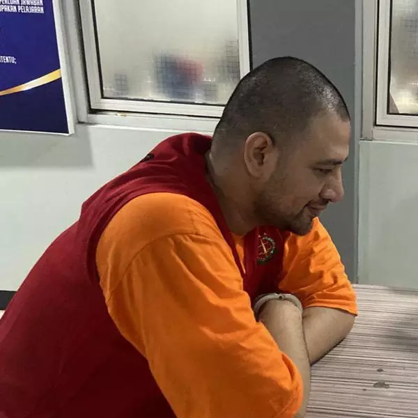 5 Potret penampilan Ammar Zoni usai dipindah ke Lapas Cipinang jelang sidang, turun 15 kilogram