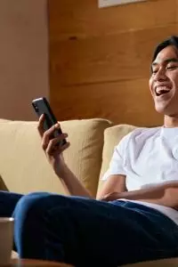 Kalimatnya sederhana, tapi efeknya bisa bikin lawan chat mikir, senyum, bahkan nunggu balasan berikutnya.