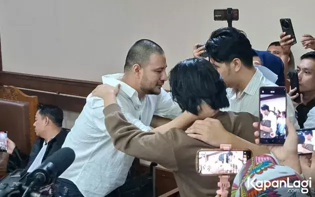 Pertemuan haru Ammar Zoni dan keluarga © 2025 brilio.net Pertemuan haru Ammar Zoni dan keluarga © 2025 brilio.net