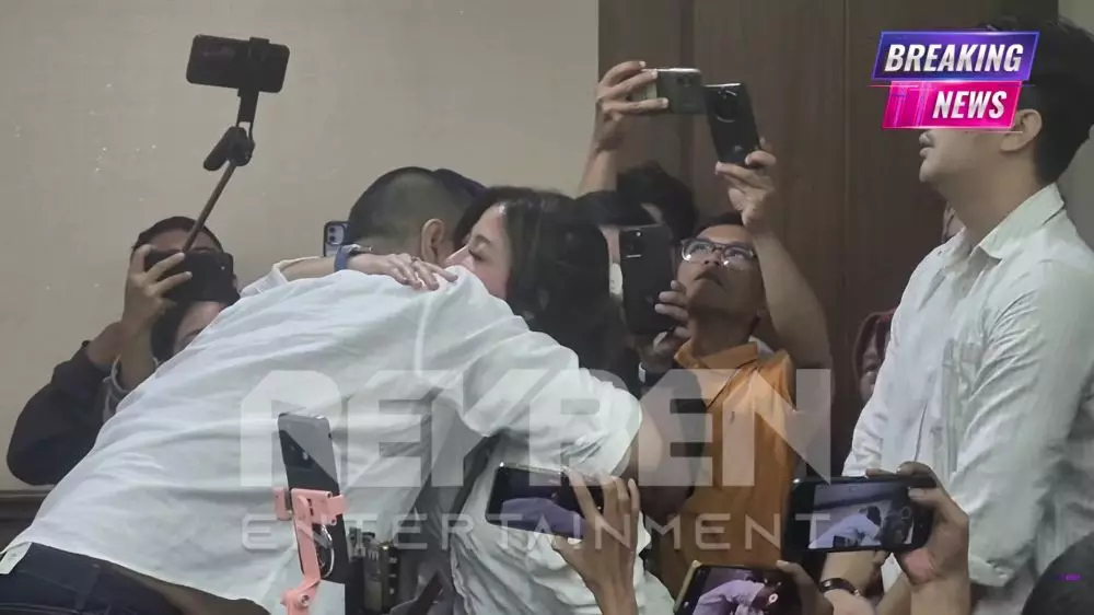 Pertemuan haru Ammar Zoni dan keluarga © 2025 brilio.net Pertemuan haru Ammar Zoni dan keluarga © 2025 brilio.net