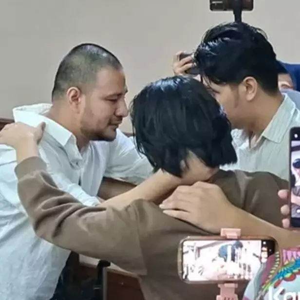 7 Potret pertemuan haru Ammar Zoni dengan keluarga saat di ruang sidang, peluk hangat dokter Kamelia 