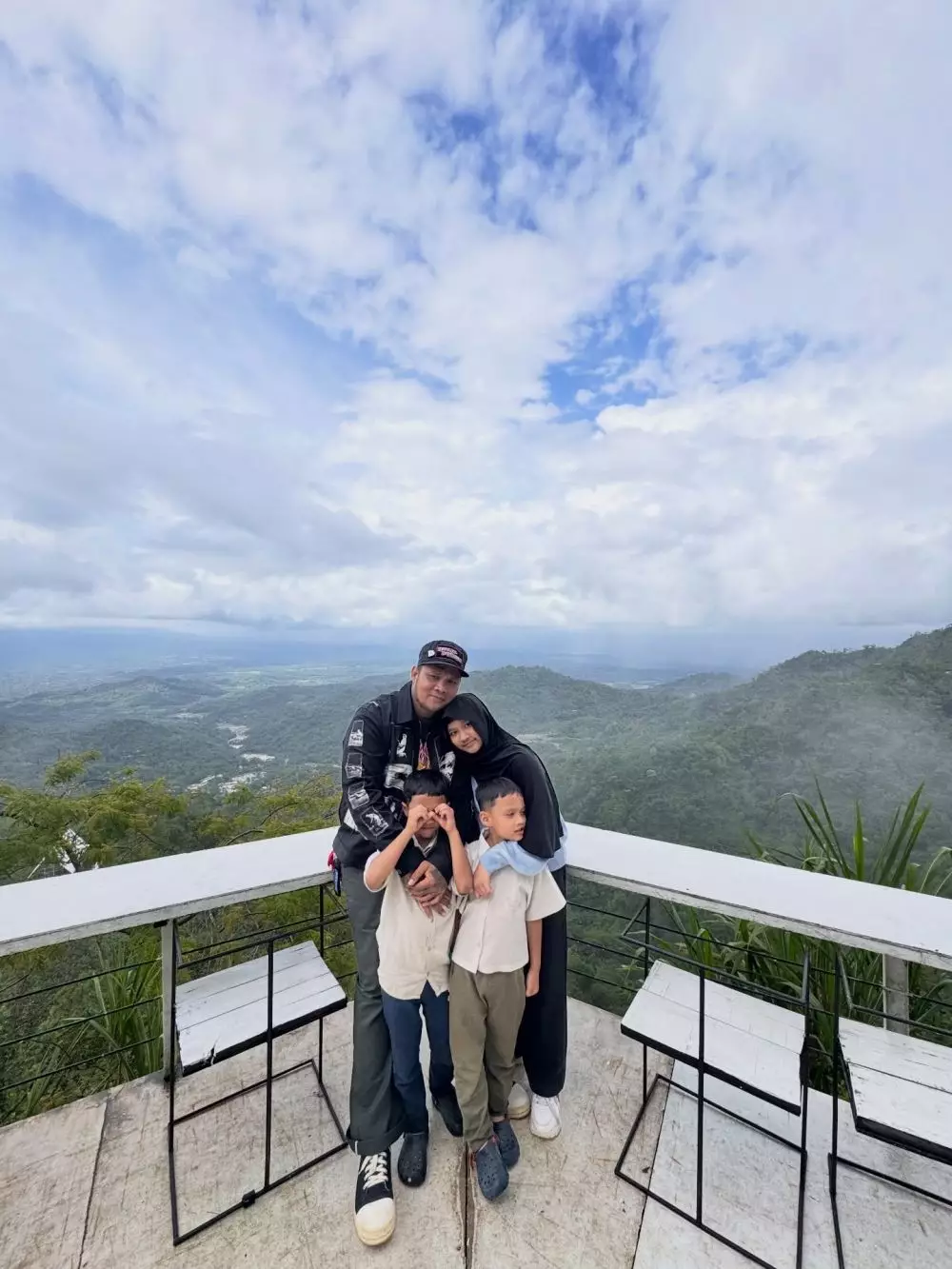 Virgoun disalahkan atas kasus perselingkuhan Inara © Instagram Virgoun disalahkan atas kasus perselingkuhan Inara © Instagram