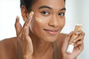 5 Rekomendasi cream foundation untuk daily dan acara formal, hasil flawless tanpa crack