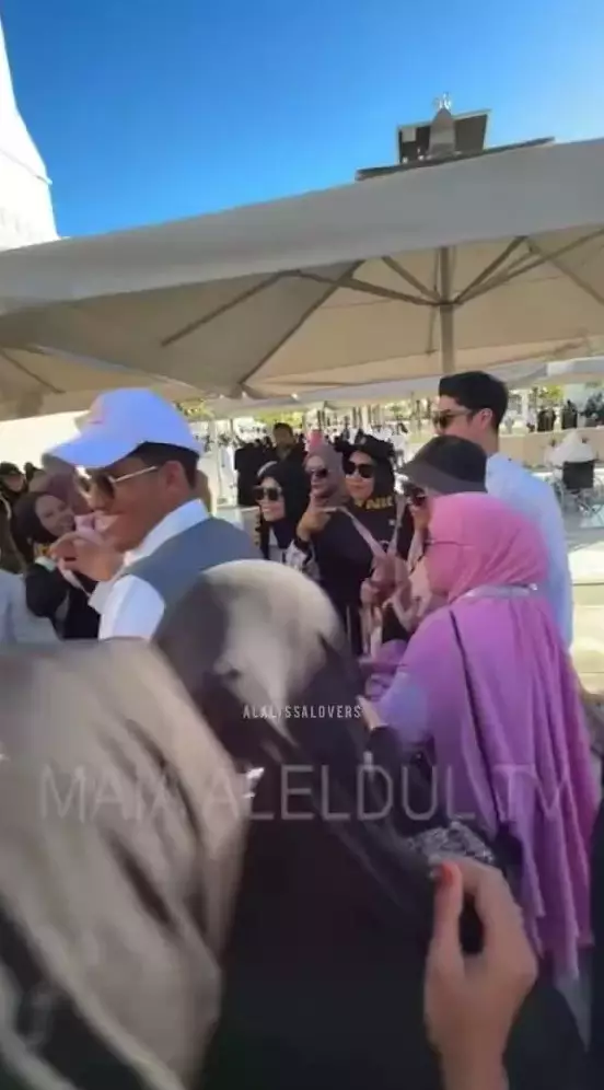 emak-emak heboh minta foto Al Ghazali © TikTok emak-emak heboh minta foto Al Ghazali © TikTok