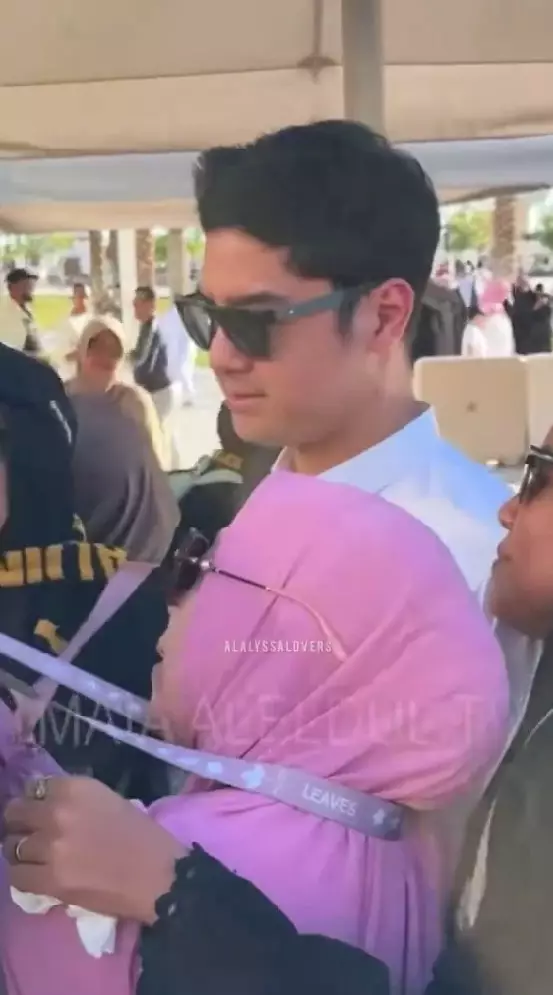 emak-emak heboh minta foto Al Ghazali © TikTok emak-emak heboh minta foto Al Ghazali © TikTok