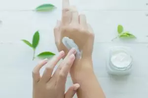 Trik bikin hand cream sendiri pakai 2 minyak ini bikin tangan kering dan kusam jadi auto lembut
