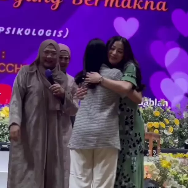 Momen Nikita Willy hadiahi pejuang garis dua kalung diamond, pesannya bikin haru