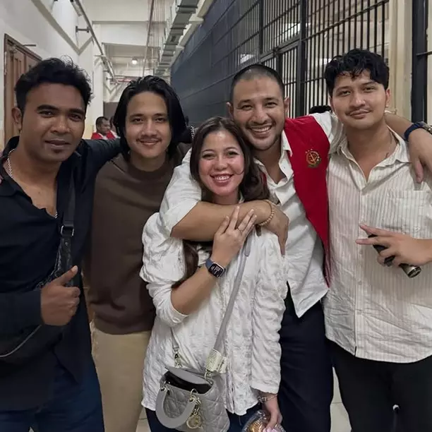 7 Potret bahagia Ammar Zoni saat bertemu kedua adiknya, akhirnya bisa foto bersama