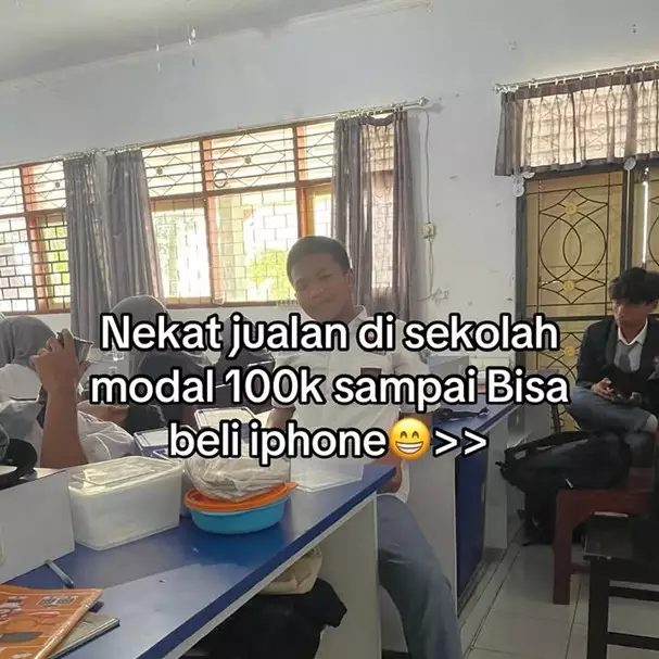Demi bisa beli iPhone dengan usaha sendiri, siswa ini rela bangun jam 3 pagi masak buat jualan risol