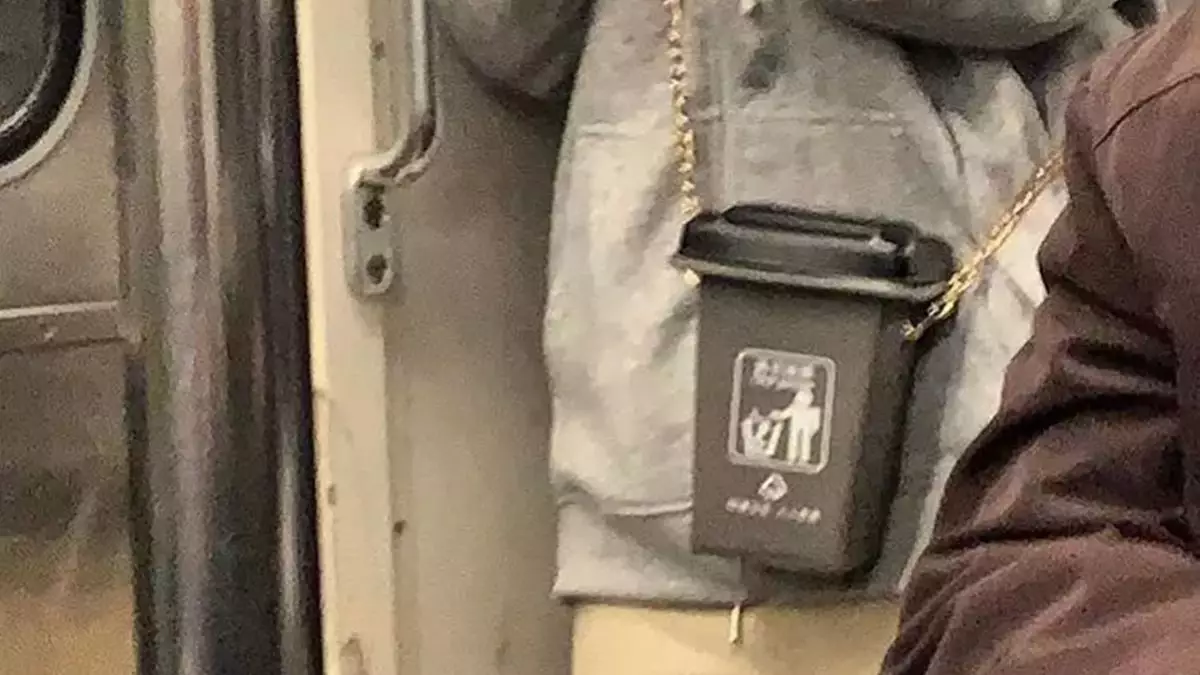 11 Momen orang pakai tas unik di tempat umum ini bikin gagal fokus, kreatif tapi aneh banget