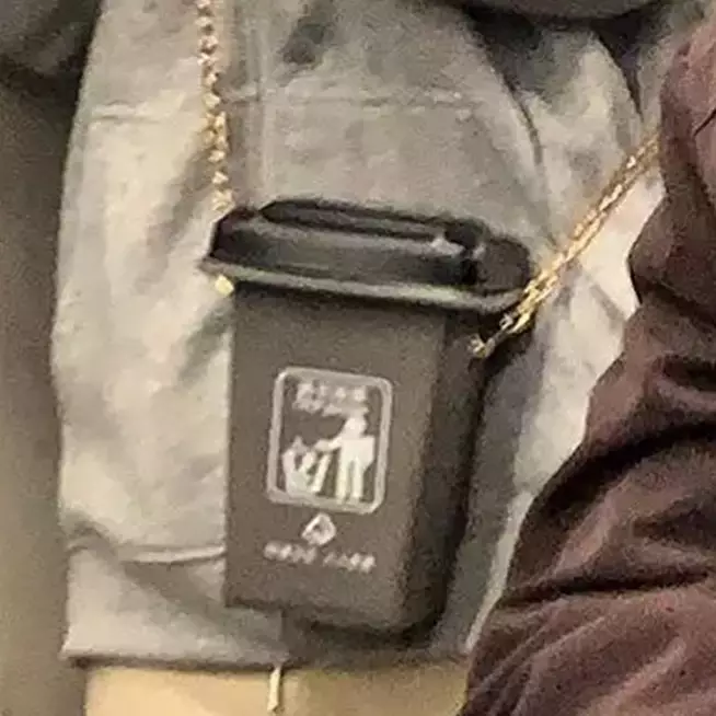 11 Momen orang pakai tas unik di tempat umum ini bikin gagal fokus, kreatif tapi aneh banget