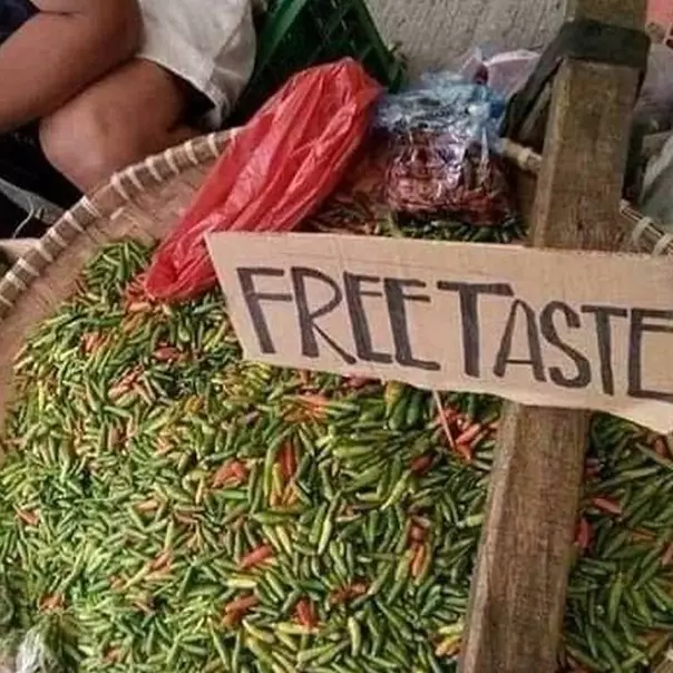  13 Potret kocak pedagang pasar pas lagi jualan ini bikin senyum lebar, kreatif abis