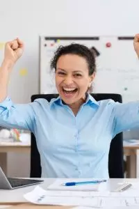 Ditambah dengan arti dalam bahasa Indonesia, maknanya jadi lebih mudah dipahami dan terasa lebih dekat dengan kehidupan sehari-hari.