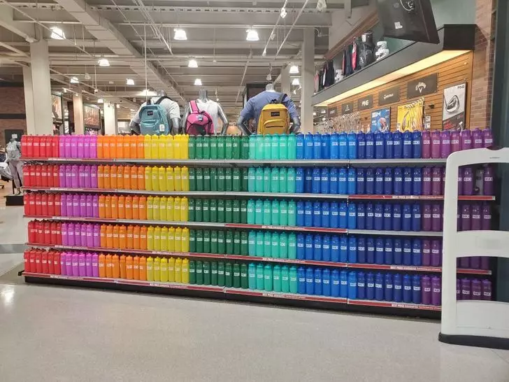 benda disusun rapi acungkan jempol © berbagai sumber