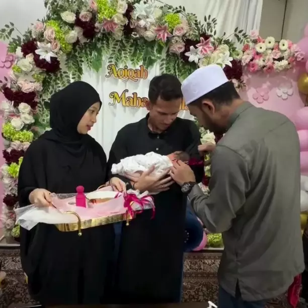 9 Momen akikah anak pertama Adiba Khanza dan Egy Maulana Vikri, digelar sederhana di rumah