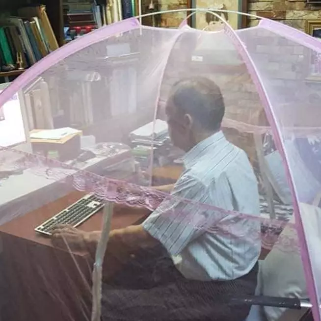 11 Potret bapak-bapak lagi bertugas tapi tingkahnya absurd, bikin ketawa di tengah jam kerja