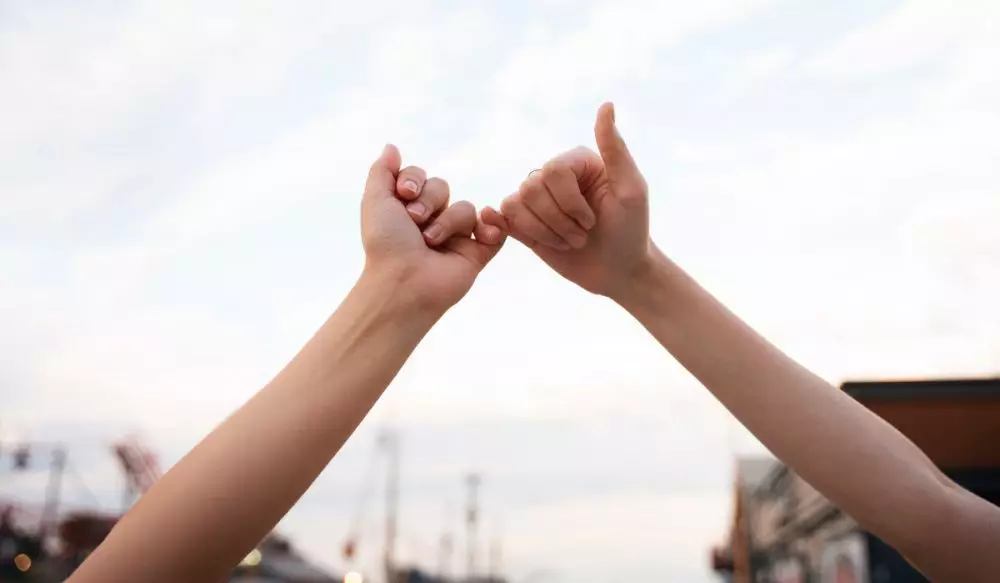 100 Kata-kata bijak tentang sahabat yang nggak banyak omong tapi selalu ada © 2025 brilio.net