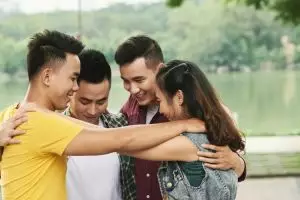 100 Kata-kata bijak tentang sahabat yang nggak banyak omong tapi selalu ada, simple tapi dalam artinya